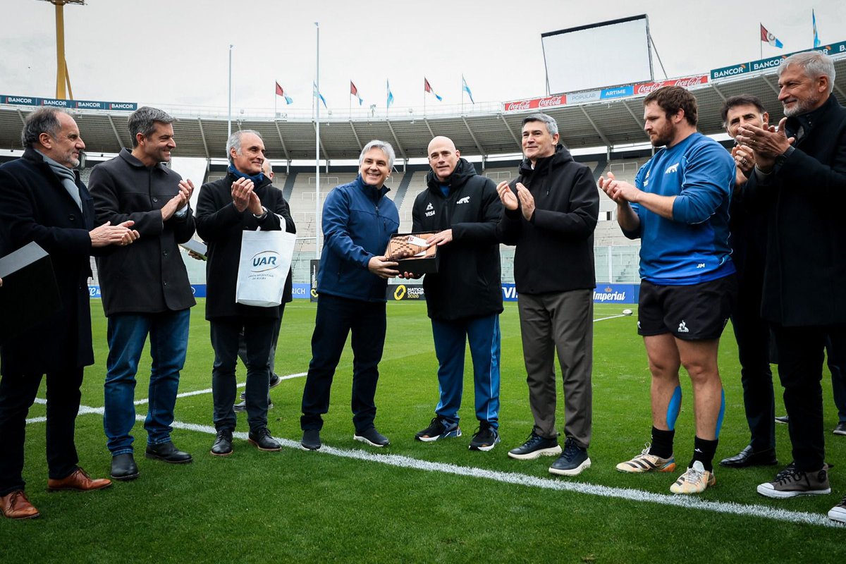 gobdecordoba's tweet photo. 🏉El gobernador @MartinLlaryora acompañó a @lospumas en el último entrenamiento de cara al partido con Escocia, el sábado a las 16:10 horas en el estadio Mario Kempes.

🙌Este viernes, el estadio cordobés fue escenario del tradicional Captain's Run, el último entrenamiento que realiza el seleccionado argentino antes de cada compromiso internacional.

👏El mandatario transmitió su respaldo al seleccionado argentino y destacó la importancia de que #Córdoba vuelva a ser sede de un encuentro deportivo de alcance internacional.

🤝La realización del encuentro generará un impacto económico estimado en más de 35.000 millones de pesos, impulsado por el movimiento de miles de visitantes que llegarán a la provincia. Además, se prevé ocupación plena en los establecimientos hoteleros de mayor categoría y en los alojamientos ubicados en las inmediaciones del estadio.

#HacerParaCrecer