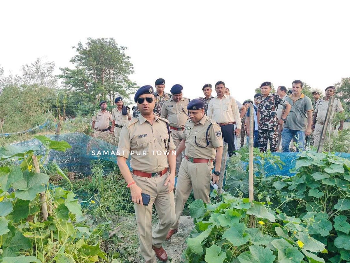 samastipurtown's tweet photo. समस्तीपुर पुलिस द्वारा वैशाली जिले के बलिगांव थाना क्षेत्र में हुए हाफ एनकाउंटर के बाद जांच के लिए पहुंचे दोनों जिलों के SP, घटनास्थल पर घेराबंदी कर FSL की टीम ने एकत्रित किये नमूने...
#Samastipur #SamastipurPolice https://t.co/21h4D5N9h0