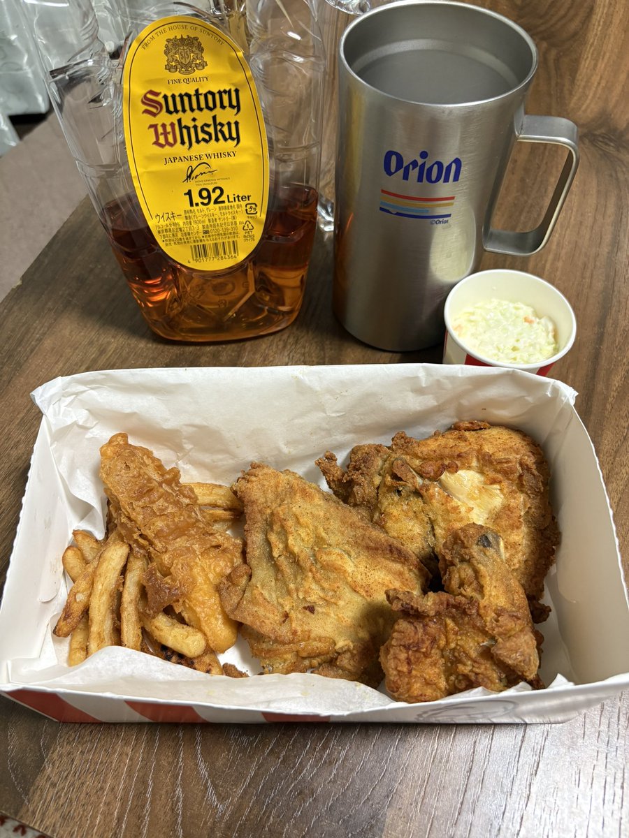 AriakanMkll's tweet photo. 今日の夜ご飯はケンタッキーと濃い角ハイボール✨
フライドチキンとハイボールの組み合わせ最高‼️
#KFC #お酒
#ウイスキー https://t.co/7usz0DCFag