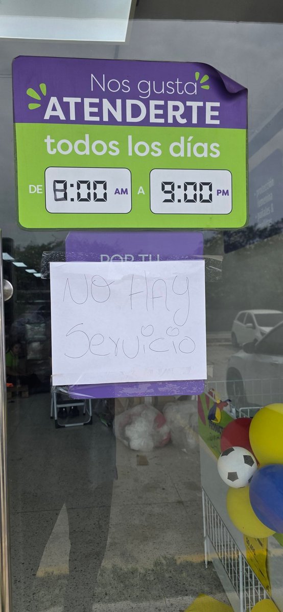 HENRYFOREROJ's tweet photo. Hoy varios jóvenes amanecen sin empleo por las demoras de la unidad funcional dos de la gran Vía .
Cerró la superficie Isimo en el centro comercial Lechams.  
Se suma a los otros 14 negocios que por falta de ventas cerraron ! @Gobatlantico @PedroLemusN .
Y se vienen protestas por el anuncio ( por confirmar ) , de la no construcción de la gran rotonda frente a la @udeatlantico aduciendo falta de recursos. 
Esto se suma a la crisis de los negocios frente a la Universidad.  
Nadie responde por los perjuicios!