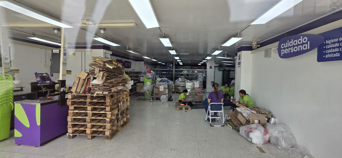 HENRYFOREROJ's tweet photo. Hoy varios jóvenes amanecen sin empleo por las demoras de la unidad funcional dos de la gran Vía .
Cerró la superficie Isimo en el centro comercial Lechams.  
Se suma a los otros 14 negocios que por falta de ventas cerraron ! @Gobatlantico @PedroLemusN .
Y se vienen protestas por el anuncio ( por confirmar ) , de la no construcción de la gran rotonda frente a la @udeatlantico aduciendo falta de recursos. 
Esto se suma a la crisis de los negocios frente a la Universidad.  
Nadie responde por los perjuicios!