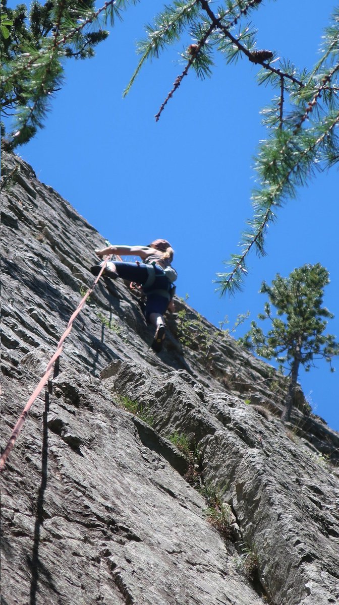 Fred13105's tweet photo. Pas de randonnée aujourd'hui 🤗
Escalade 🧗 🧗à la falaise du Laus à Cervières 
Météo parfaite 😎🌞👍🏻

#climbing https://t.co/vQ7tkhQ9Oz