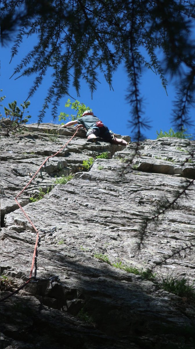 Fred13105's tweet photo. Pas de randonnée aujourd'hui 🤗
Escalade 🧗 🧗à la falaise du Laus à Cervières 
Météo parfaite 😎🌞👍🏻

#climbing https://t.co/vQ7tkhQ9Oz