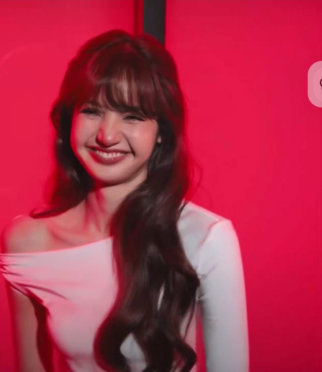 mainpoppjm's tweet photo. the surgeons gave lisa the bangchan’s nose lmfao 😭😭😭 https://t.co/aaYDN0wmnH
