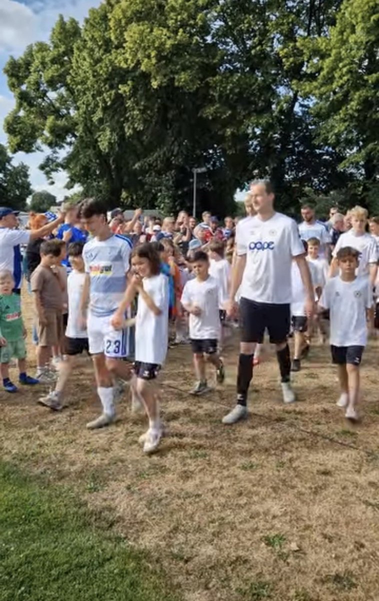 MSVDuisburgENG's tweet photo. Teams are out and I hope you have good eyesight. 🔎
Kit clash of the season has come early 👏
#MSV | #Duisburg https://t.co/yKZHLlJjoB