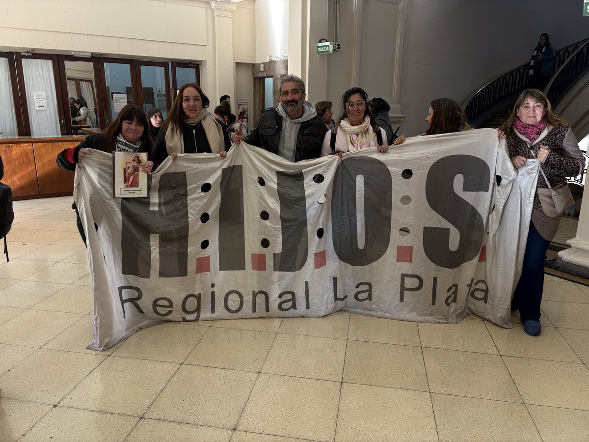 HIJOSLP's tweet photo. Sentencia en la causa Comisaría 5ta:
José Ignacio Saravia Day fue condenado a prisión perpetua. 
Pedro Raúl Muñoz fue condenado a 15 años de prisión. 
El TOF 1 reconoció la violencia específica ejercida contra niñas, niños y adolescentes y el daño a los proyectos de vida. https://t.co/Yk2VmwWVAO