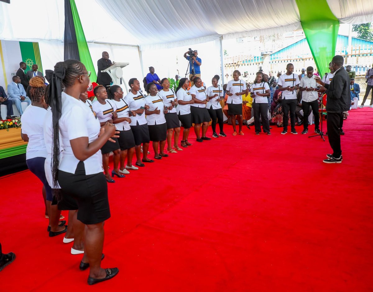RadioIngo's tweet photo. Gavana wa Kakamega, Fernandes Barasa, leo amewaongoza wakazi katika Maombi ya Asubuhi ya kaunti hiyo (Prayer Breakfast) yaliyofanyika kwenye Uwanja wa Bukhungu. Viongozi wa dini wametoa wito wa kuwepo kwa uvumilivu wa kisiasa.
^DA #IngoFM https://t.co/rP1y4M1AuZ
