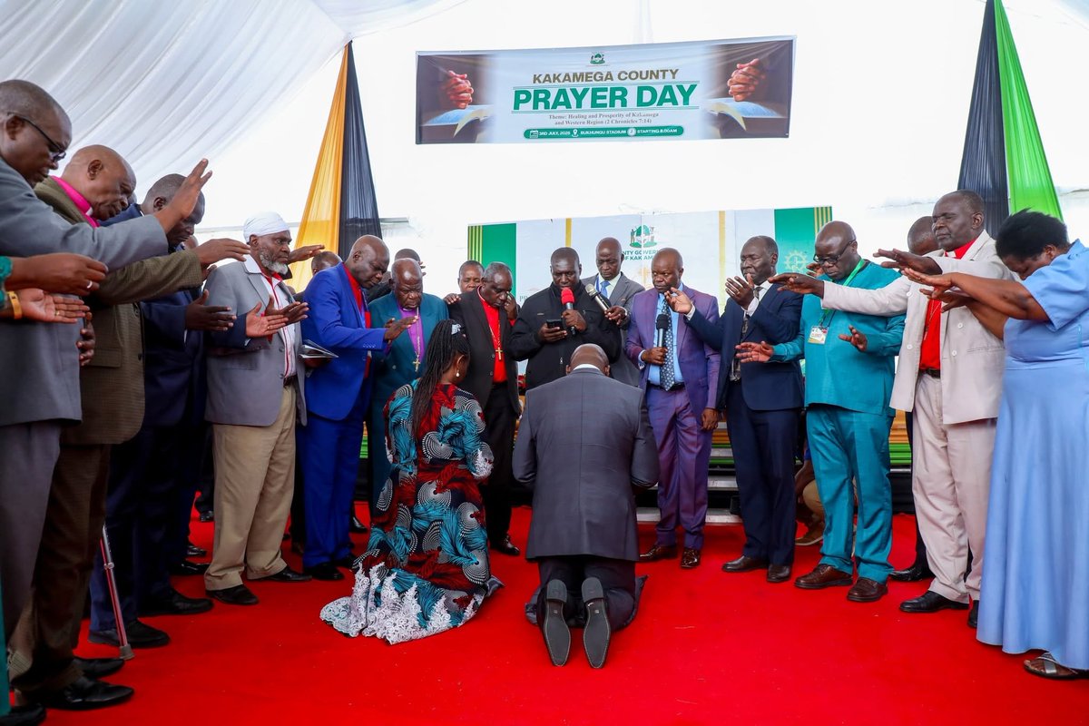 RadioIngo's tweet photo. Gavana wa Kakamega, Fernandes Barasa, leo amewaongoza wakazi katika Maombi ya Asubuhi ya kaunti hiyo (Prayer Breakfast) yaliyofanyika kwenye Uwanja wa Bukhungu. Viongozi wa dini wametoa wito wa kuwepo kwa uvumilivu wa kisiasa.
^DA #IngoFM https://t.co/rP1y4M1AuZ