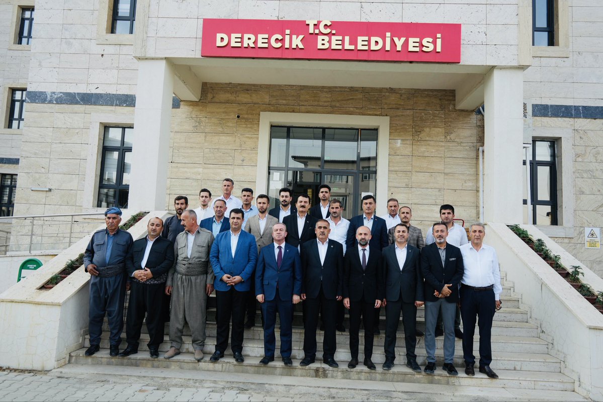 RdvnAkba's tweet photo. İl Başkanımız, Şemdinli Belediye Başkanımız, Çukurca Belediye Başkanımız, ilçe Başkanımız ile Belediye Başkanımızı makamında ziyaret ederek, projelerimiz ve hedeflerimiz üzerine samimi bir sohbet gerçekleştirdik. 

Davamızın neferleri, teşkilatımızın güçlü isimleriyle Heyecanımız da, hizmet aşkımız da ilk günkü gibi diri! 

📍Derecik Belediyesi 

@RTErdogan @Hayati_Yazici @efkanala @mustafaelitas @HuseyinYayman @abuyukgumus @MustafaAlkayis @byildiz63 @AKGMTeskilat @Akparti @KayaZeydin @sakar_fahri @nazmidemirtr