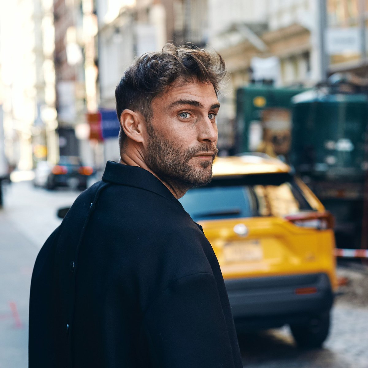 PreviouslySerie's tweet photo. #AmarEsParaSiempre #VelvetColección
#ReinaRoja #Innato

🔵NOVEDAD🔵

El actor español Fernando Guallar responde en el #Orgullo2026 a la pregunta: ¿por qué no hay un Orgullo Hetero?

“Porque ellos nunca han vivido la discriminación, porque no son ilegales en tantos países ni su existencia conlleva la pena de muerte. Porque nunca han tenido miedo de mostrarse libres, ni han tenido que esconder su amor.

Porque han podido campar a sus anchas durante tantos años. Porque han llegado a torturarnos, a asesinarnos y a obligarnos a vivir dentro de armarios.

Por mucho que nos quieran esconder, que no quieran colgar nuestra bandera, que nos quieran tirar a la basura en sus pancartas y sus lonas, no lo van a conseguir.

Somos muchos más y por supuesto que somos mejores. Porque nuestro grito es un grito de amor, de diversidad, de alegría y de empatía. Y es muchísimo más poderoso que su odio”.