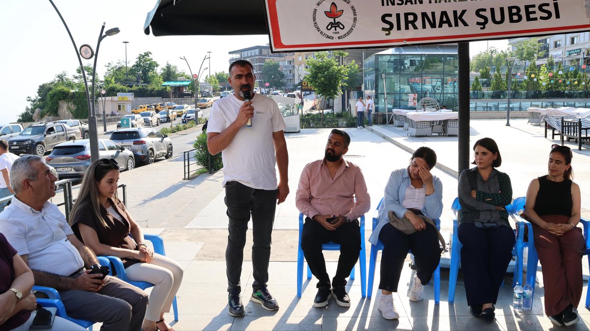 SesVanSubesi's tweet photo. Haklıyız, birlikte kazanacağız!

KESK’in Şırnak’ta başlattığı adalet nöbetine ve İHD’nin sürdürdüğü Barış Nöbetini KESK Van Şubeler Platformu olarak dayanışma ve destek ziyaretinde bulunduk.

Haksız ve hukuksuz açığa alma uygulamalarına, sürgün politikalarına ve emekçilere yönelik baskılara karşı sessiz kalmayacağız. 
Örgütlü mücadelemizle hukuksuzlukların karşısında olmaya, dayanışmayı büyütmeye devam edeceğiz.
Görevinden haksız ve hukuksuz biçimde uzaklaştırılan tüm arkadaşlarımız görevlerine dönünceye kadar mücadelemiz sürecek.

@KESK1995 @SirnakSes @adalet_bakanlik @SValiligi @sirnakilsaglik @SirnakSes @sirnakegitimsen @ihdgenelmerkez