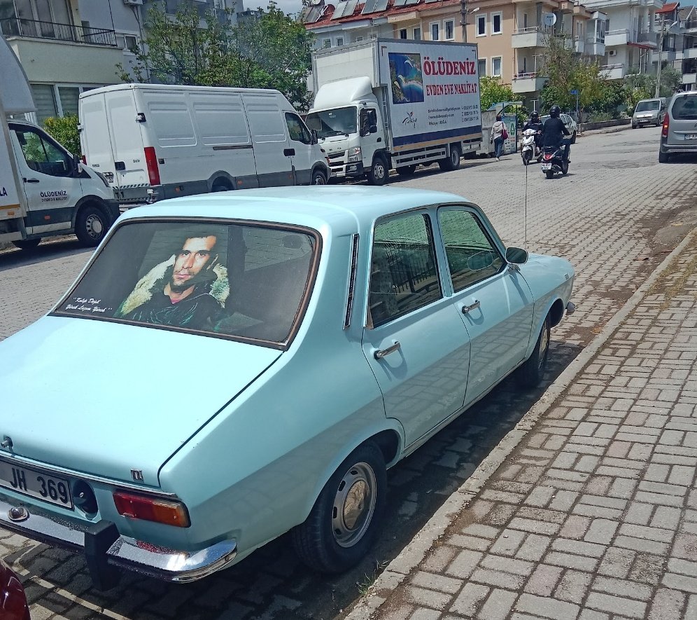 LostControl1925's tweet photo. Hiç unutmam. Fethiye'de hava o kadar sıcaktı ki yürürken resmen güneşe sövüyordum. Tam o sırada karşıma Deniz Gezmiş çıktı. Dert tasa kalmadı. https://t.co/PHe6nFPyok