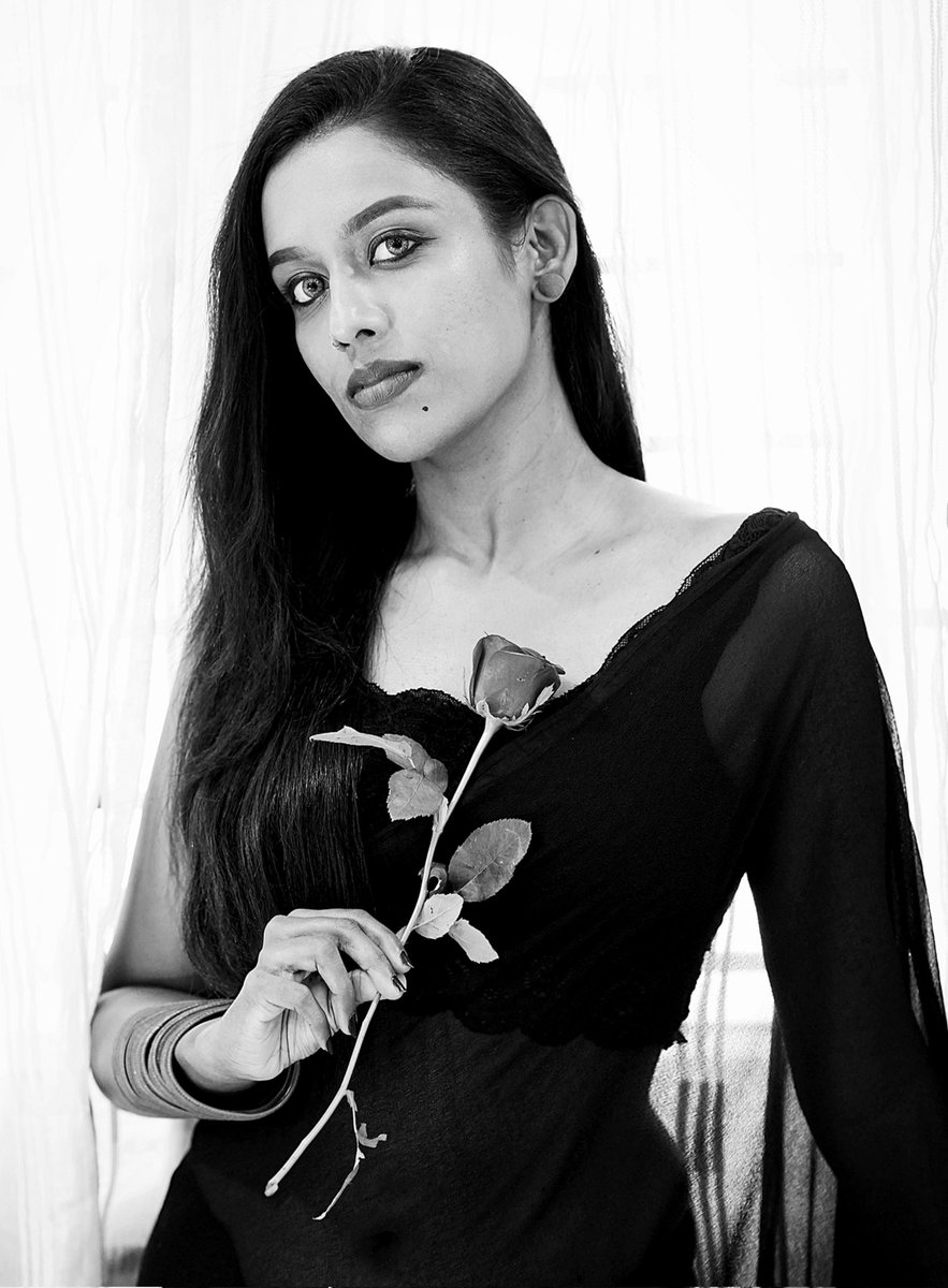 JenishaSharon's tweet photo. கருப்புப் புடவை, கையில் ஒரு ரோஜா,
கண்கள் சொல்லும் ஆயிரம் கதைகள்! 🖤🌹

​#TamilPoetry  #BlackSaree #SareeLove #JenishaSharon #shootdiaries https://t.co/nfJptm6Kkt