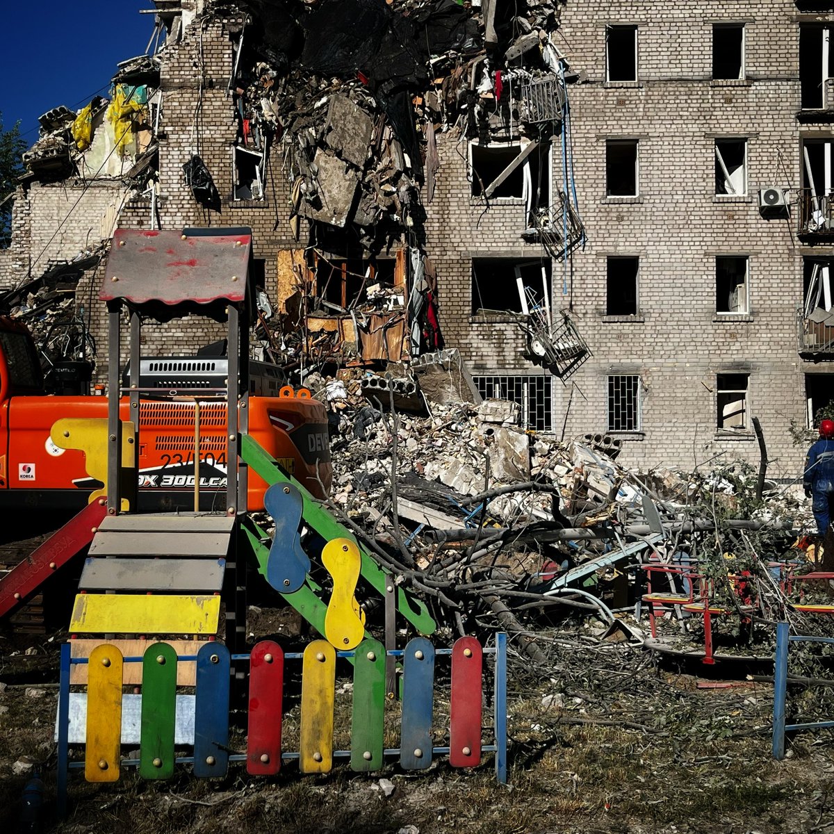 Ldevega's tweet photo. Ya han sacado una decena de cuerpos de este edificio del barrio de Darnytsia, en Kiev, bombardeado ayer por Rusia. https://t.co/K3IWDWa57x