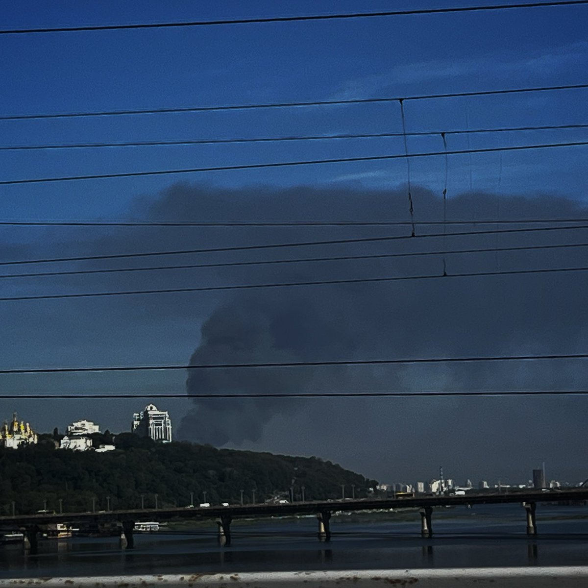 Ldevega's tweet photo. Ya han sacado una decena de cuerpos de este edificio del barrio de Darnytsia, en Kiev, bombardeado ayer por Rusia. https://t.co/K3IWDWa57x