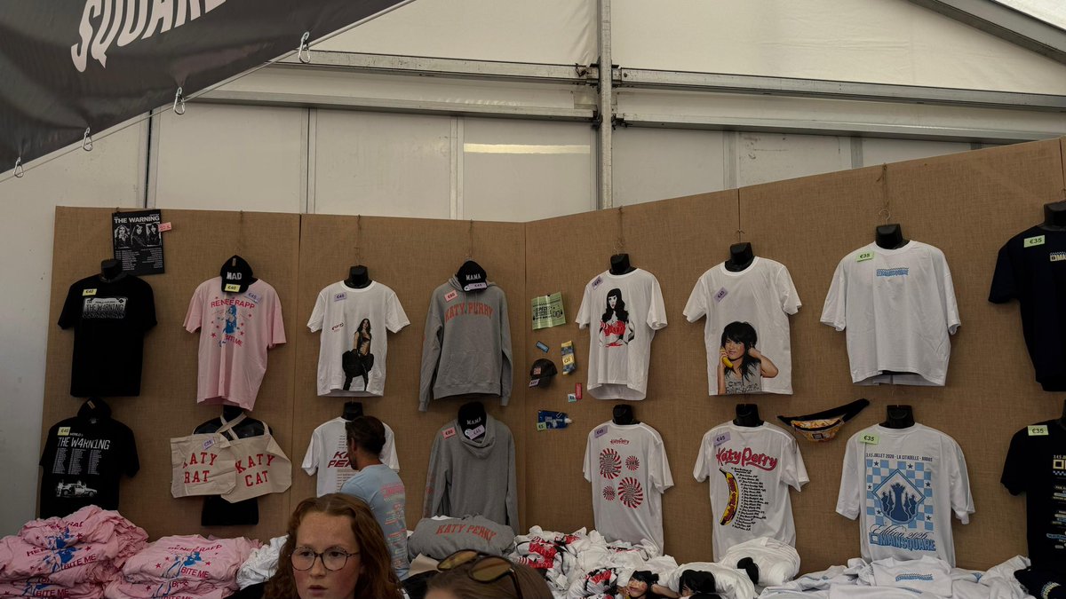 portalkatyperry's tweet photo. Merch do show de hoje no @MainSquareFest ✨

Comprariam algum item? https://t.co/zbXQo9gylh