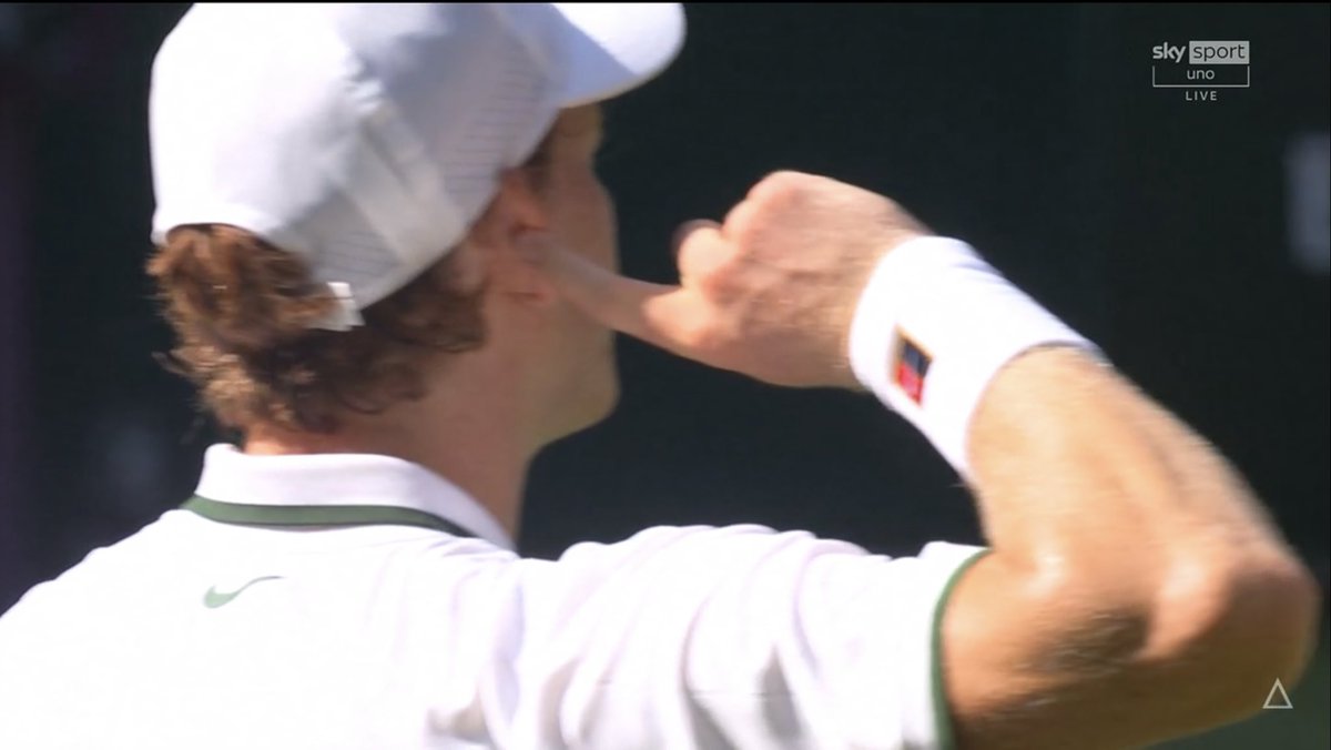 KtStefi's tweet photo. “È raro vederti portare il dito all’orecchio”
Jannik: “Ne avevo bisogno” 🦊
ED È BELLO VEDERTI COSÌ JAN!!! FORZA JANNIK! 💪🦊 #Wimbledon #Sinner #Tennis #JannikSinner https://t.co/K0WntRuNif
