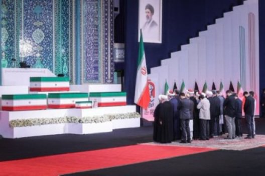 ALI_7YO's tweet photo. لا شك أن مقتل خامنئي الرجل الثمانيني بيد أعدائه منقبة سيذكرها له أتباعه أبد الدهر، ولهم ذلك، لكن المشكلة مع آخرين يجهدون أنفسهم لتزوير حقيقة إيران ذاتها غير عابئة بها.

عندما أعدمت أمريكا صدام وأزالت حكم طالبان كان حكام إيران وخطباء جمعها يعتبرون ذلك آية من آيات الله ويتشفون ويفخرون بما فعلته القوة الأمريكية بخصومهم.

لم يستحضر النظام الإيراني حينها أننا أمة واحدة ولا أن الأمريكي محتل، كما يحاول بعض السفهاء الآن الترويج لهذه المفاهيم للبكاء في حضرة خامنئي.

في ذروة مواجهة السنة -أو بعضهم- لأمريكا كانت إيران إما متواطئة أو شامتة، فمتى أصبحت إيران شريفة ليشاركها السفهاء العزاء؟

وإن كان السبب، أن مقتل خامنئي بيد الصهاينة والأمريكيين، فإن غيره كان أشرف وأنقى وأطهر قتلتهم أمريكا ولم نر دموع التساميح تسيل عليهم.
