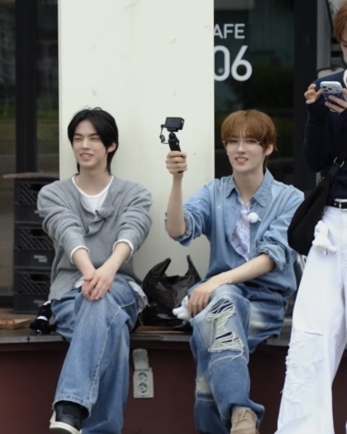 fleurensh's tweet photo. mereka nangis ga ya nonton ini https://t.co/1c9wq4JJQ9