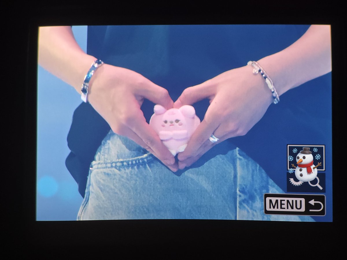 Day25815k's tweet photo. 수줍은 표정으로 다가와서 보여준 것 #원필 #Wonpil https://t.co/8FWKjWimZe