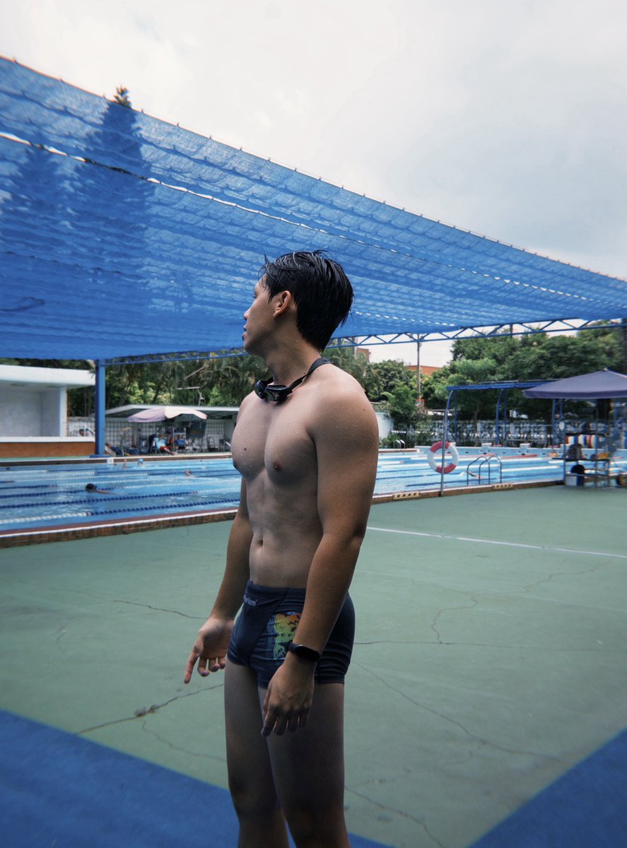 han______24's tweet photo. 要一起下水嗎？👀✨
今年首游🏊🌞☁️ https://t.co/lQQEXC1Loi
