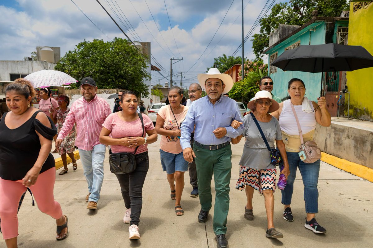 gobminatitlan's tweet photo. Después de más de 30 años de espera, el alcalde Guillermo Reyes Espronceda dio inicio a la construcción del puente vehicular y peatonal sobre la calle Miguel Alemán, en la colonia Benito Juárez, mejorando la movilidad de las familias.

#UnidadPorElBienDeTodos #Minatitlán https://t.co/i0e0E10vnw