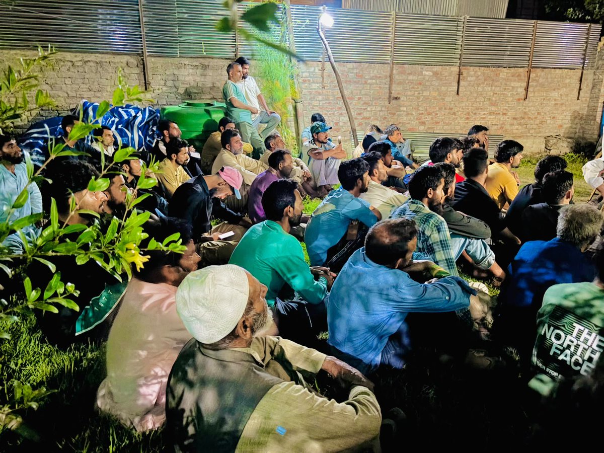 sheikhnoormohd's tweet photo. Held a productive public meeting at #Rambailgrah, Central #Shalteng
Srinagar, with mohalla representatives and local residents. We discussed key public issues, civic amenities & developmental needs. @jkpdp remains committed to protecting people's rights and working for justice https://t.co/eCL8GKvIYi