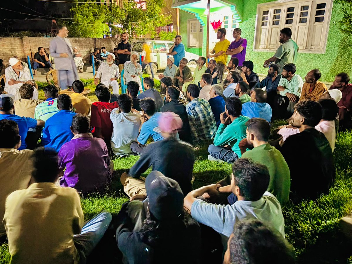 sheikhnoormohd's tweet photo. Held a productive public meeting at #Rambailgrah, Central #Shalteng
Srinagar, with mohalla representatives and local residents. We discussed key public issues, civic amenities & developmental needs. @jkpdp remains committed to protecting people's rights and working for justice https://t.co/eCL8GKvIYi