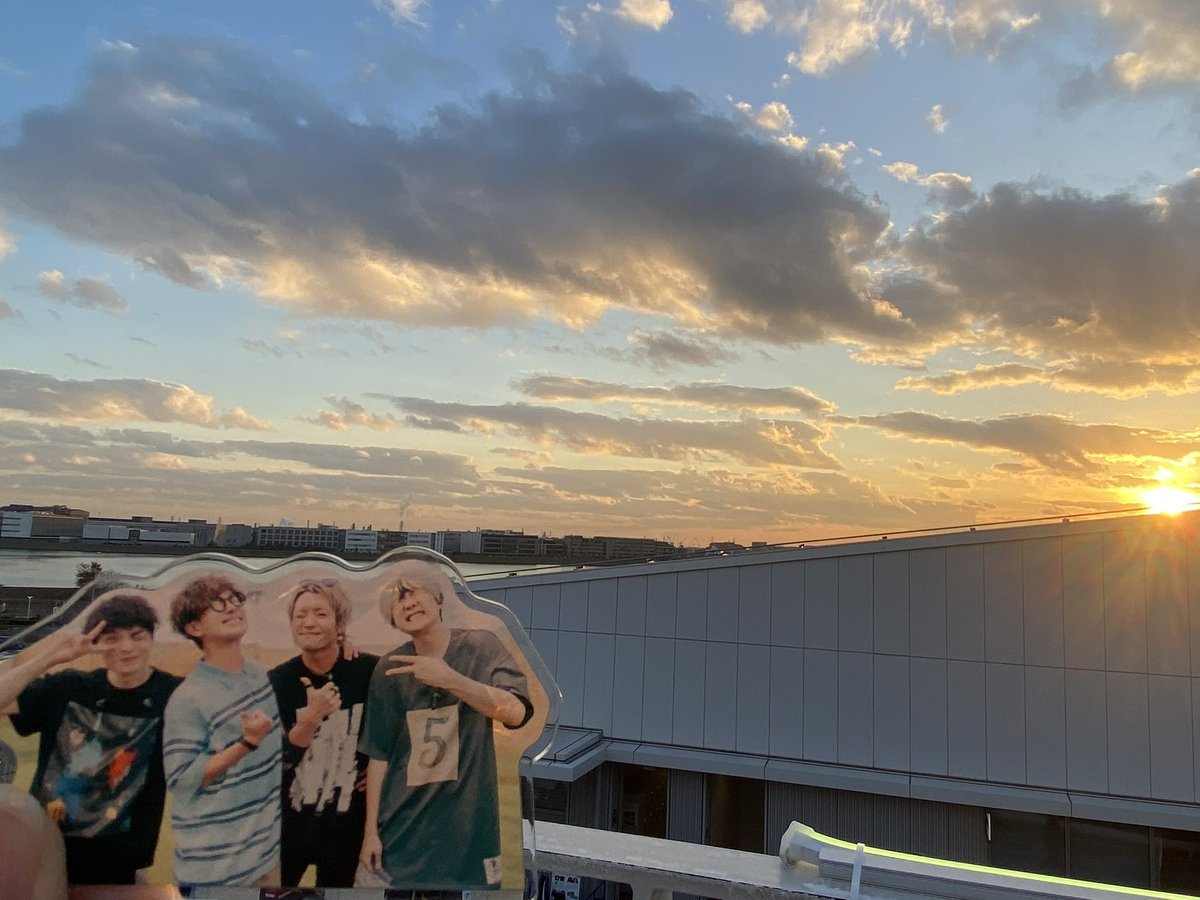 1day_tomato's tweet photo. ←昨年の12月       今日→
羽田のこの場所空が広くて好き☁️☀️
そしてこのアクスタの笑顔が好き🫶 https://t.co/dBFU630s7k