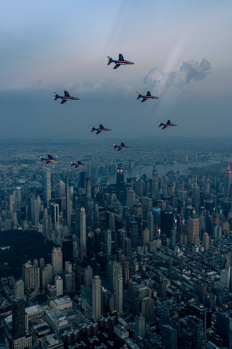 CerfiaFR's tweet photo. 🇫🇷🇺🇸✈️ EN IMAGES | Des avions de la Patrouille de France ont survolé New York à l'occasion du 250ᵉ anniversaire de l'indépendance des États-Unis. https://t.co/9iLIirS7Ap