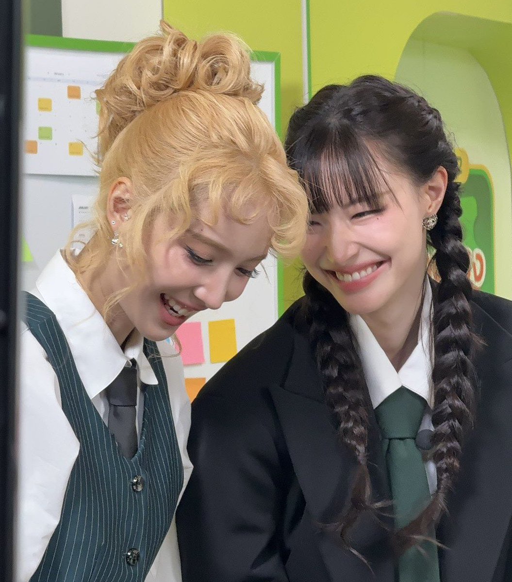 taeyeounf's tweet photo. JANJINGJING’S HAIRSTYLISTS THOUGH >> https://t.co/vWXLYZIgHu
