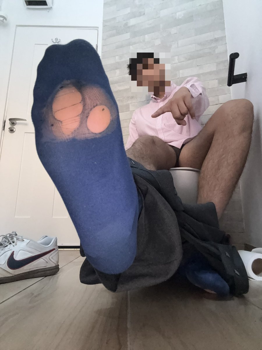AlphaSJ4's tweet photo. Sniff em while I take a dump 😏

#feet #blumpkin #cuck #loser https://t.co/65SYWehG00
