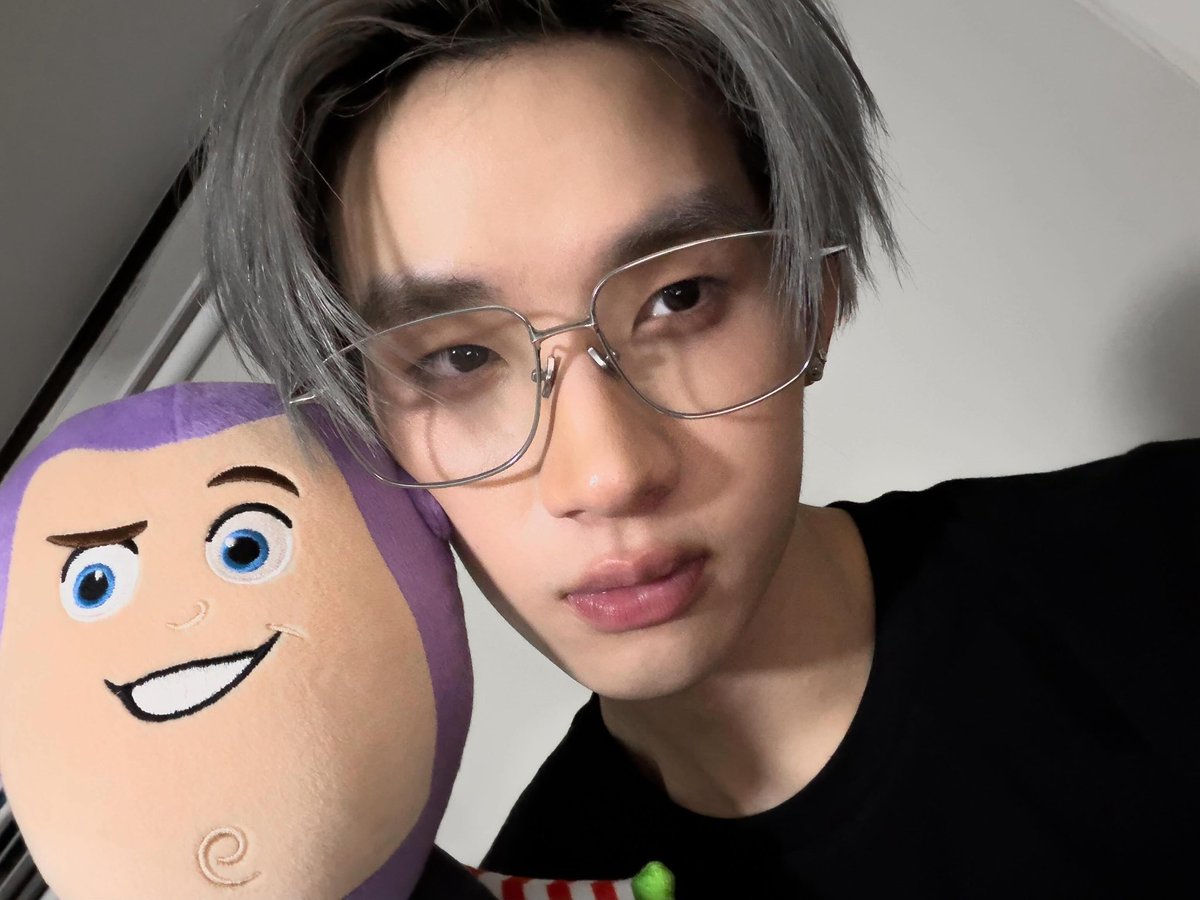 NutHongFamilyTH's tweet photo. hongshihoshi IG update 
3/7/2026

🍦🤘🏻BROADCAST 

เอ้ะอะก็จะเอาแต่วิ่งแลกแว่น

#hongshihoshi #LYKN

🔗 https://t.co/JY3GmRauQm https://t.co/holbBTvRIr