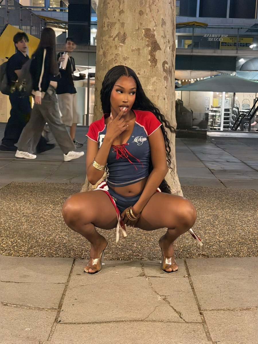SYMworldd's tweet photo. bad british barbie https://t.co/JHEbsYaOv8