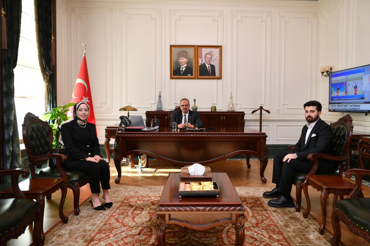 AnkaraValiligi's tweet photo. Vali Yakup Canbolat, Ankara Yozgatlı Dernekler Federasyonu Gençlik Kolları Başkanı Av. Zehra Nur Bozdağ ve Av. İbrahim İgit’i kabul etti. 

Ziyaretleri ve hayırlı olsun dilekleri için teşekkür ediyoruz. https://t.co/9DJcgzPwg6