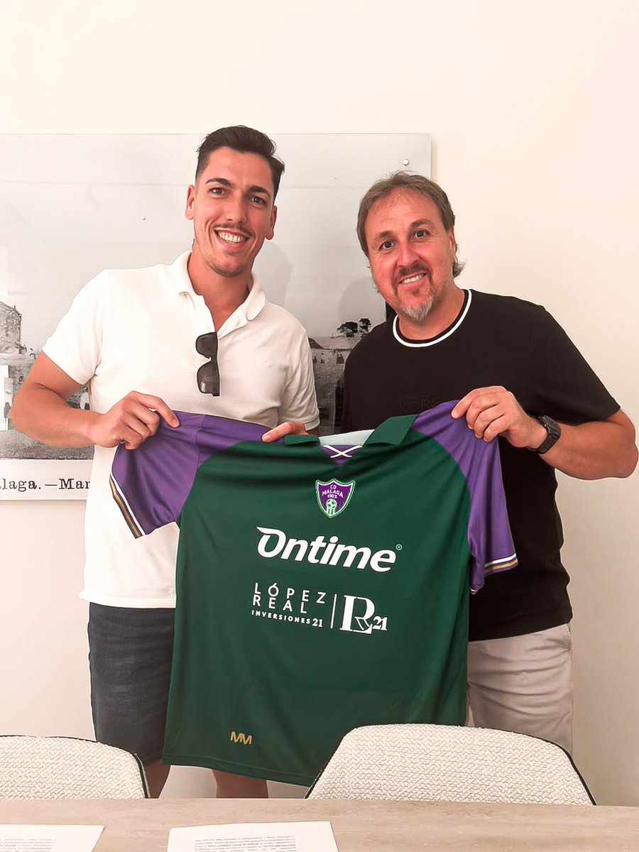 _cdmalaga1903's tweet photo. Galisteo, firmando su nuevo contrato y posando con la camiseta del CD Málaga 1903 para la temporada 2026/2027.

¡Bienvenido a nuestra familia, Galisteo!

#CDMálaga1903 #NuevoFichaje #Galisteo2027 #DHSenior https://t.co/KXcv4QmNbI