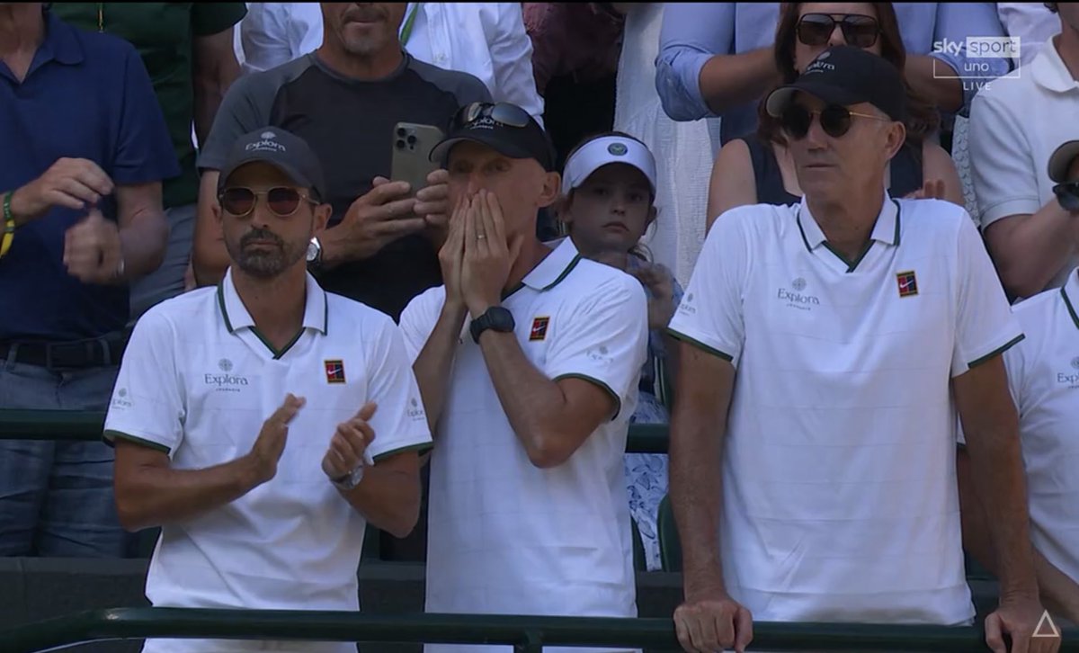 KtStefi's tweet photo. io in piedi come loro #Wimbledon #Sinner #JannikSinner https://t.co/hCljDAHKna