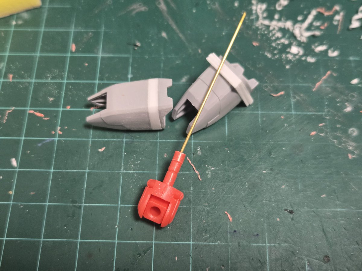 TKMNjCUzWRh5WD5's tweet photo. HGCEデスティニーガンダム製作。
太股はハイパーカットソーでぶったぎってプラ板で延長！付け根の関節部も延長分ランナーを使って延長！

今週もお疲れ様でした～ヽ(･∀･)ﾉ
#ガンプラ https://t.co/4bGCzoCvst