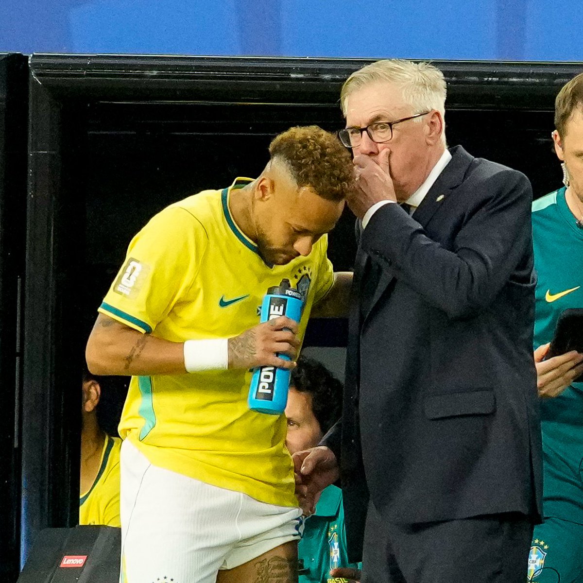 _BeFootball's tweet photo. 🚨 CARLO ANCELOTTI 🇮🇹 GÈRE LE CAS NEYMAR 🇧🇷 AU BRÉSIL ! 🇧🇷

« Il n'est pas content, mais il se comporte très bien. Il s'entraîne très bien. Neymar est très respectueux, aimable et apprécié par ses coéquipiers. 

Il a l'expérience pour gérer les minutes de jeu et le rythme. Quand je verrai que l'équipe a besoin de lui, je le ferai rentrer ».

(@folha via @lequipe)