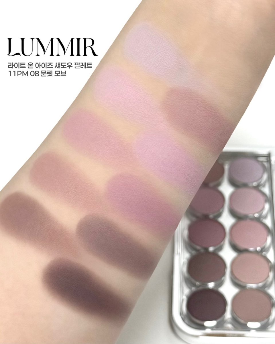 ung0ng's tweet photo. #협찬 @lummir_makeup 

루미르 올매트 10구 팔레트 신상!💜
라이트 온 아이즈 섀도우 팔레트 08 문릿모브

차분한 라벤더-모브 컬러 조합 쿨톤 저격 팔레트!
눈 화장 뮤트하게 해주고 밑줄 2번 컬러(핑크페탈)
사용해서 블러셔 해주니까 너무 예쁨,,🫶🏻

문릿 모브는 루미르 자사몰과 올리브영에서
만나보실 수 있어요!👀✨✨