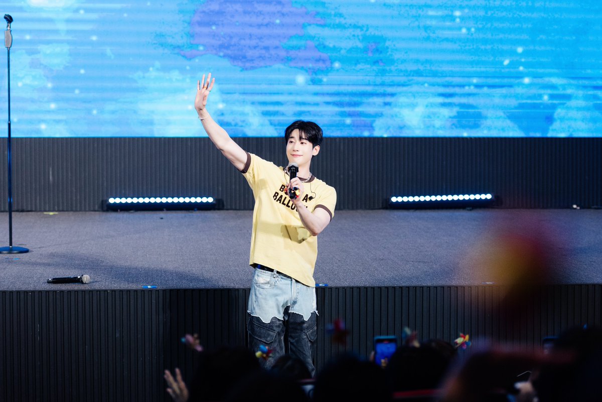 tingmonthly's tweet photo. "ฮันซึงอู" เติมเต็มความทรงจำสุดพิเศษกับแฟนชาวไทย ในงาน "2026 HAN SEUNG WOO FAN-CON TOUR [MY W∞RLD] in BANGKOK" สร้างช่วงเวลาแห่งความสุขและความประทับใจตลอดทั้งวัน

#HANSEUNGWOO #한승우 #MY_WooRLD_BKK

🔗 : https://t.co/uPPkq28v1y

ผ่านพ้นไปอย่างสวยงามกับงาน 2026 HAN SEUNG WOO FAN-CON TOUR [MY W∞RLD] in BANGKOK ที่จัดขึ้นเมื่อวันเสาร์ที่ 27 มิถุนายน 2569 ณ PHENIX AUDITORIUM HALL โดยฮันซึงอู (HAN SEUNG WOO) มอบช่วงเวลาแห่งความสุขให้กับแฟนๆ ชาวไทยอย่างเต็มอิ่ม ท่ามกลางบรรยากาศที่อบอวลไปด้วยความอบอุ่นจาก HAN_A ตลอดทั้ง 2 รอบการแสดง

ทันทีที่ไฟบนเวทีสว่างขึ้น ฮันซึงอูเปิดโชว์ด้วยเพลง "Sacrifice" พร้อมเพอร์ฟอร์แมนซ์อันทรงพลังที่สะกดทุกสายตา เรียกเสียงกรี๊ดจากแฟนๆ ได้ตั้งแต่วินาทีแรก ก่อนจะทักทายทุกคนอย่างเป็นกันเองและชวนเข้าสู่โลก MY W∞RLD ที่เต็มไปด้วยเสียงหัวเราะและความทรงจำแสนพิเศษ
นอกจากการแสดงสุดประทับใจแล้ว ภายในงานยังอัดแน่นไปด้วยช่วงพูดคุยและเกมที่เปิดโอกาสให้ฮันซึงอูได้ใกล้ชิดกับแฟนๆ มากยิ่งขึ้น โดยหนึ่งในช่วงที่เรียกเสียงหัวเราะและสร้างความเอ็นดูจากทั้งฮอลล์ คือ "จุ๊บจุ๊บชาเลนจ์" ที่เจ้าตัวถ่ายทอดท่าทาง “จุ๊บเหมียว” “จุ๊บกล้าม” “จุ๊บคิงคอง”  ออกมาได้น่ารักเกินต้าน จนแฟนๆ ส่งเสียงกรี๊ดและรอยยิ้มดังลั่นฮอลล์ กลายเป็นอีกหนึ่งโมเมนต์ที่ถูกพูดถึงอย่างมากหลังจบงาน
ตลอดทั้งแฟนคอน ฮันซึงอูยังขนทั้งบทเพลง การแสดง และกิจกรรมต่างๆ มามอบให้แฟนๆ อย่างเต็มอิ่ม พร้อมเผยความรู้สึกขอบคุณที่แฟนชาวไทยยังคงมอบความรักและกำลังใจให้เขาอย่างไม่เปลี่ยนแปลง ทำให้บรรยากาศเต็มไปด้วยความอบอุ่นและความผูกพันระหว่างศิลปินและแฟนๆ

ช่วงท้ายของงานเต็มไปด้วยความประทับใจ เมื่อฮัน ซึงอูเลือกปิดแฟนคอนด้วยเพลง "Positive Vibes (행복회로)" พร้อมยื่นไมโครโฟนให้ HAN_A ชาวไทยช่วยร้องซึ่งแฟนๆ ต่างร่วมกันร้องได้อย่างพร้อมเพรียง ทำให้ฮัน ซึงอูยิ้มกว้างตลอดทั้งเพลง ก่อนจะกล่าวขอบคุณทุกคนสำหรับความรักและการสนับสนุน พร้อมสัญญาว่าจะกลับมาสร้างความทรงจำร่วมกับแฟนๆ ชาวไทยอีกครั้ง

ความสำเร็จของงานในครั้งนี้เกิดขึ้นจากพลังและความรักของแฟนๆ ทุกคนที่ร่วมสร้างบรรยากาศอันแสนพิเศษให้เต็มไปด้วยรอยยิ้ม เสียงหัวเราะ และความทรงจำอันงดงาม ซึ่งจะกลายเป็นอีกหนึ่งหน้าสำคัญของ MY W∞RLD ที่ฮันซึงอูและ HAN_A ชาวไทยจะไม่มีวันลืม

ผู้จัดงาน Red Slippers & FrontRow Entertainment ขอขอบคุณแฟนๆ ทุกท่านที่ร่วมเป็นส่วนหนึ่งของช่วงเวลาสุดพิเศษในครั้งนี้ รวมถึงผู้สนับสนุนและทุกภาคส่วนที่มีส่วนร่วมในการทำให้งานสำเร็จลุล่วงไปด้วยดี แล้วพบกันใหม่ในโอกาสต่อไปกับกิจกรรมดีๆ ที่จะพาศิลปินและแฟนๆ มาสร้างความทรงจำร่วมกันอีกครั้ง