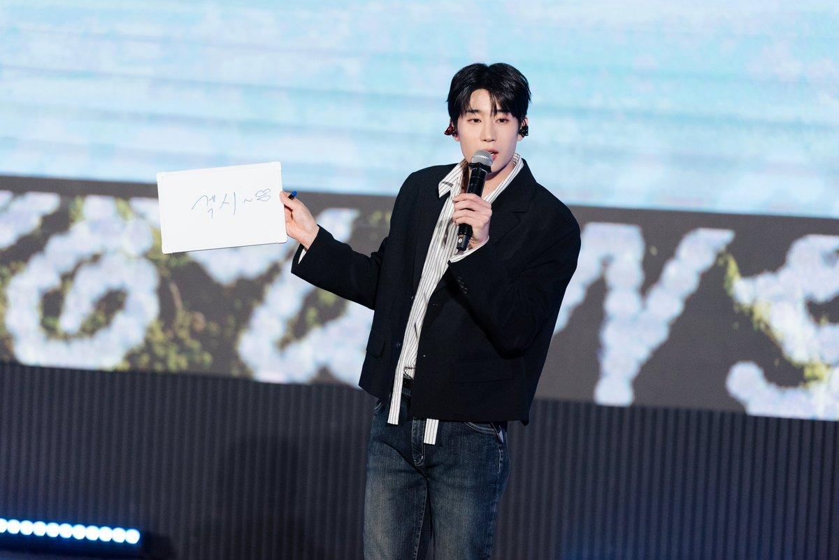 tingmonthly's tweet photo. "ฮันซึงอู" เติมเต็มความทรงจำสุดพิเศษกับแฟนชาวไทย ในงาน "2026 HAN SEUNG WOO FAN-CON TOUR [MY W∞RLD] in BANGKOK" สร้างช่วงเวลาแห่งความสุขและความประทับใจตลอดทั้งวัน

#HANSEUNGWOO #한승우 #MY_WooRLD_BKK

🔗 : https://t.co/uPPkq28v1y

ผ่านพ้นไปอย่างสวยงามกับงาน 2026 HAN SEUNG WOO FAN-CON TOUR [MY W∞RLD] in BANGKOK ที่จัดขึ้นเมื่อวันเสาร์ที่ 27 มิถุนายน 2569 ณ PHENIX AUDITORIUM HALL โดยฮันซึงอู (HAN SEUNG WOO) มอบช่วงเวลาแห่งความสุขให้กับแฟนๆ ชาวไทยอย่างเต็มอิ่ม ท่ามกลางบรรยากาศที่อบอวลไปด้วยความอบอุ่นจาก HAN_A ตลอดทั้ง 2 รอบการแสดง

ทันทีที่ไฟบนเวทีสว่างขึ้น ฮันซึงอูเปิดโชว์ด้วยเพลง "Sacrifice" พร้อมเพอร์ฟอร์แมนซ์อันทรงพลังที่สะกดทุกสายตา เรียกเสียงกรี๊ดจากแฟนๆ ได้ตั้งแต่วินาทีแรก ก่อนจะทักทายทุกคนอย่างเป็นกันเองและชวนเข้าสู่โลก MY W∞RLD ที่เต็มไปด้วยเสียงหัวเราะและความทรงจำแสนพิเศษ
นอกจากการแสดงสุดประทับใจแล้ว ภายในงานยังอัดแน่นไปด้วยช่วงพูดคุยและเกมที่เปิดโอกาสให้ฮันซึงอูได้ใกล้ชิดกับแฟนๆ มากยิ่งขึ้น โดยหนึ่งในช่วงที่เรียกเสียงหัวเราะและสร้างความเอ็นดูจากทั้งฮอลล์ คือ "จุ๊บจุ๊บชาเลนจ์" ที่เจ้าตัวถ่ายทอดท่าทาง “จุ๊บเหมียว” “จุ๊บกล้าม” “จุ๊บคิงคอง”  ออกมาได้น่ารักเกินต้าน จนแฟนๆ ส่งเสียงกรี๊ดและรอยยิ้มดังลั่นฮอลล์ กลายเป็นอีกหนึ่งโมเมนต์ที่ถูกพูดถึงอย่างมากหลังจบงาน
ตลอดทั้งแฟนคอน ฮันซึงอูยังขนทั้งบทเพลง การแสดง และกิจกรรมต่างๆ มามอบให้แฟนๆ อย่างเต็มอิ่ม พร้อมเผยความรู้สึกขอบคุณที่แฟนชาวไทยยังคงมอบความรักและกำลังใจให้เขาอย่างไม่เปลี่ยนแปลง ทำให้บรรยากาศเต็มไปด้วยความอบอุ่นและความผูกพันระหว่างศิลปินและแฟนๆ

ช่วงท้ายของงานเต็มไปด้วยความประทับใจ เมื่อฮัน ซึงอูเลือกปิดแฟนคอนด้วยเพลง "Positive Vibes (행복회로)" พร้อมยื่นไมโครโฟนให้ HAN_A ชาวไทยช่วยร้องซึ่งแฟนๆ ต่างร่วมกันร้องได้อย่างพร้อมเพรียง ทำให้ฮัน ซึงอูยิ้มกว้างตลอดทั้งเพลง ก่อนจะกล่าวขอบคุณทุกคนสำหรับความรักและการสนับสนุน พร้อมสัญญาว่าจะกลับมาสร้างความทรงจำร่วมกับแฟนๆ ชาวไทยอีกครั้ง

ความสำเร็จของงานในครั้งนี้เกิดขึ้นจากพลังและความรักของแฟนๆ ทุกคนที่ร่วมสร้างบรรยากาศอันแสนพิเศษให้เต็มไปด้วยรอยยิ้ม เสียงหัวเราะ และความทรงจำอันงดงาม ซึ่งจะกลายเป็นอีกหนึ่งหน้าสำคัญของ MY W∞RLD ที่ฮันซึงอูและ HAN_A ชาวไทยจะไม่มีวันลืม

ผู้จัดงาน Red Slippers & FrontRow Entertainment ขอขอบคุณแฟนๆ ทุกท่านที่ร่วมเป็นส่วนหนึ่งของช่วงเวลาสุดพิเศษในครั้งนี้ รวมถึงผู้สนับสนุนและทุกภาคส่วนที่มีส่วนร่วมในการทำให้งานสำเร็จลุล่วงไปด้วยดี แล้วพบกันใหม่ในโอกาสต่อไปกับกิจกรรมดีๆ ที่จะพาศิลปินและแฟนๆ มาสร้างความทรงจำร่วมกันอีกครั้ง