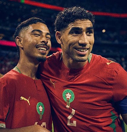 ActuFootMaroc's tweet photo. 🚨🚨🚨 LA FÉDÉRATION ALGÉRIENNE 🇩🇿 AURAIT 𝗗𝗘𝗠𝗔𝗡𝗗𝗘𝗥 𝗗𝗘 𝗣𝗘𝗥𝗗𝗥𝗘 FACE AU NIGERIA POUR 𝗘́𝗩𝗜𝗧𝗘𝗥 𝗨𝗡𝗘 𝗛𝗨𝗠𝗜𝗟𝗜𝗔𝗧𝗜𝗢𝗡 FACE AU MAROC !!! 🇲🇦😳😳

Selon Sofiane Guermah (RMC Sport, La Bellotime), la FAF 🇩🇿 a 𝗖𝗢𝗡𝗩𝗢𝗤𝗨𝗘́ 𝗟𝗘𝗦 𝗖𝗔𝗗𝗥𝗘𝗦 𝗔𝗟𝗚𝗘́𝗥𝗜𝗘𝗡𝗦 avant le match face au Nigeria pour leur demander de 𝗟𝗘𝗩𝗘𝗥 𝗟𝗘 𝗣𝗜𝗘𝗗. 🇳🇬

L'objectif, éviter d'affronter le Maroc et de subir une possible humiliation. Cela a valu à Bounedjah de devenir fou de rage, et aux cadres algériens de 𝗥𝗘𝗙𝗨𝗦𝗘𝗥 𝗟𝗔 𝗣𝗥𝗢𝗣𝗢𝗦𝗜𝗧𝗜𝗢𝗡, Pektovic lui, est resté silencieux. 🤐

(@SofianeGuermah)