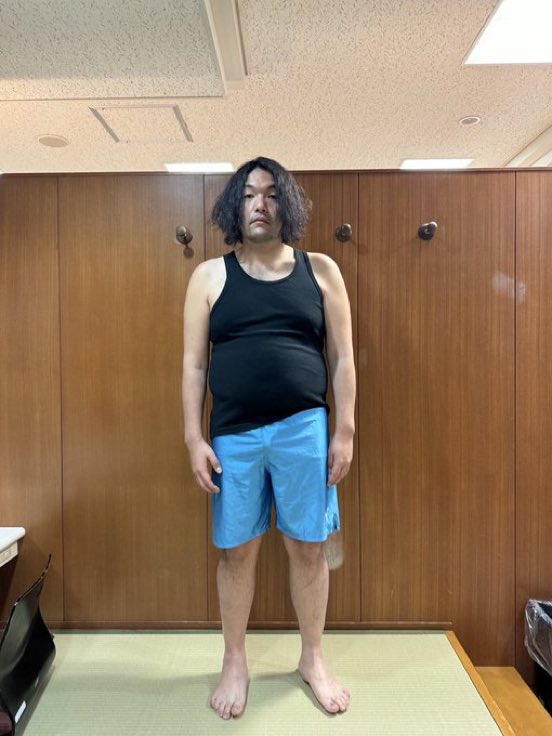 yeskiri's tweet photo. チョコレートが超好きな見取り図盛山がananの撮影日までに3ヶ月で20kg痩せた方法。
                                                                 
・甘いものが抑えられない時はチョコ味プロテインにピュアココアとシナモンを足して飲む
・脂質制限と糖質制限を交互に1週間
・低酸素環境でトレーニング
・一日水4リットル、後半6リットル
・朝一空腹状態での有酸素
・間違いなくスクワットはやるべき、正義
・糖質を抑えたようかんにお世話になる
・チートデイはおにぎり40個＋筋トレ
・ダイエットはいかに胸肉を美味しく食べるか

まさに努力の賜物。