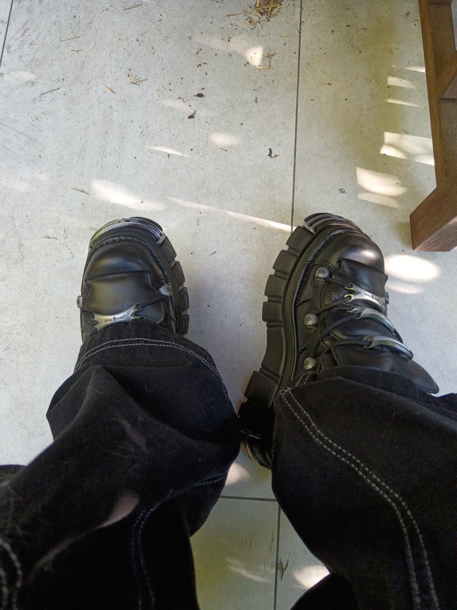 DominanorOff's tweet photo. Imagine toi l'odeur de mes pieds et cho7 p'tite chienne!🐕
T'aimes ça? 😈
Passe DM avec une offrande et commande la paire de chaussettes ! 🦶🏼 👀💸
1er arrivé, 1er servi!
#findomfr #cho7 #soumis #pieds https://t.co/VpQoFUM1gs