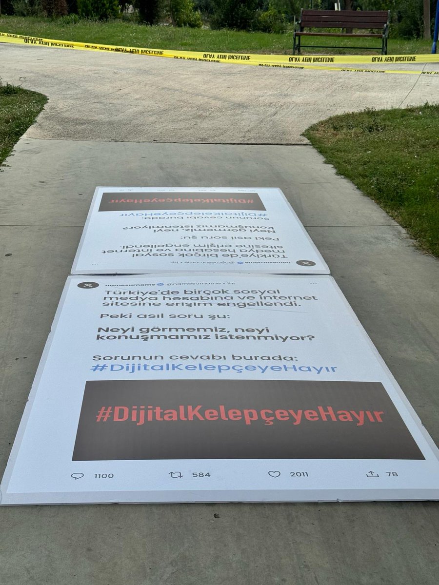 _tevhidekip_'s tweet photo. 📍 Adana

Olay yeri şeritleri içerisine bırakmış olduğumuz pankartlar, Türkiye'de katledilmiş -sözde- hukukun görsel bir teşhisidir.

Bize düşen, bu karartılmış alanların etrafındaki şeritleri yırtıp atmak ve sormaktır: Neyi konuşmamız istenmiyor?

#DijitalKelepçeyeHayır https://t.co/k7A7yUMxJQ