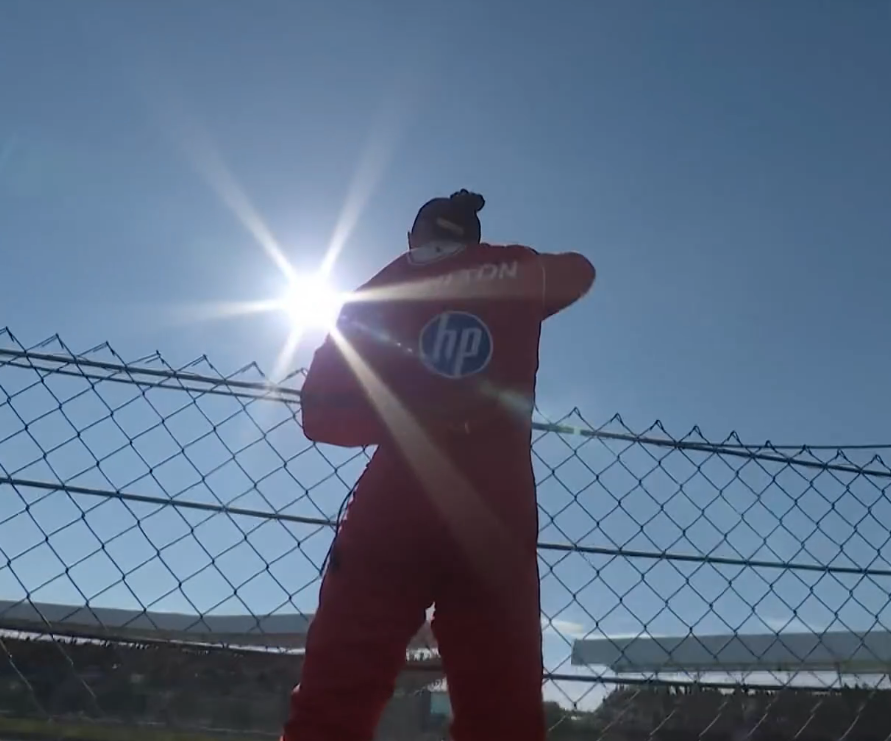 blog_formula1's tweet photo. LEWIS HAMILTON VAI COMEMORAR COM A TORCIDA, QUE VAI À LOUCURA!!! https://t.co/DrEmNiX8bE