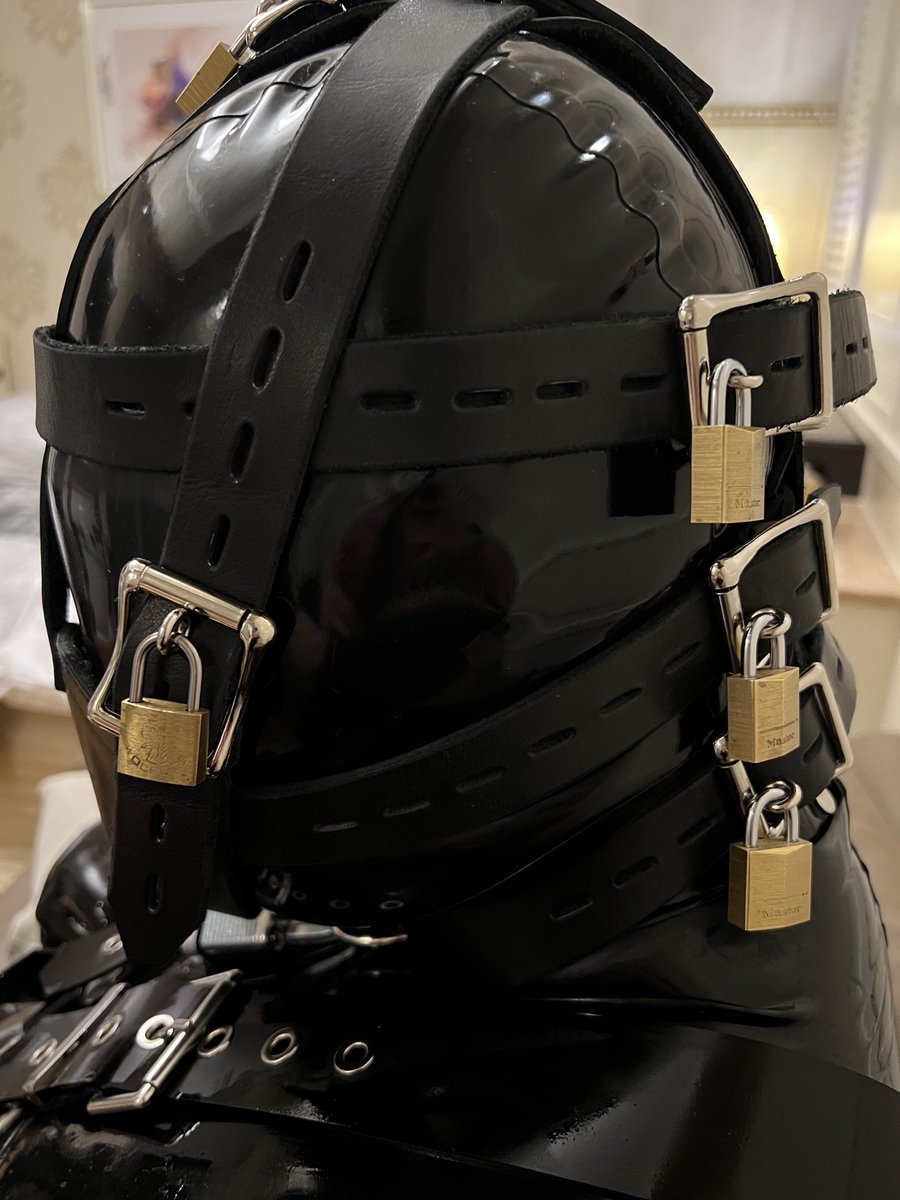 hd_rubber's tweet photo. ガチガチに鍵付けたヘッドハーネスって非日常でほんとにエロい… https://t.co/YCvjPCROMT