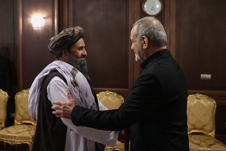 MadinaMedia22's tweet photo. برادر او متقی صاحب له پزشکيان سره ❤️ https://t.co/VDukYxFY6l