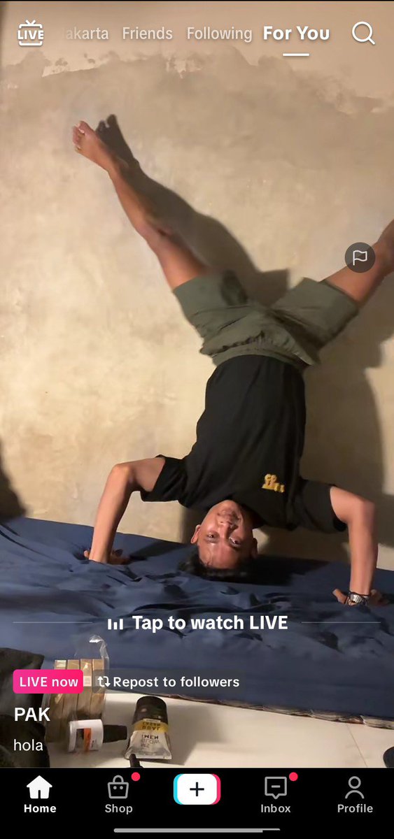 teaforann's tweet photo. lu bayangin tadi gua scroll tiktok yang pertama muncul live dia dengan posisi ini https://t.co/6efIQTSsfa